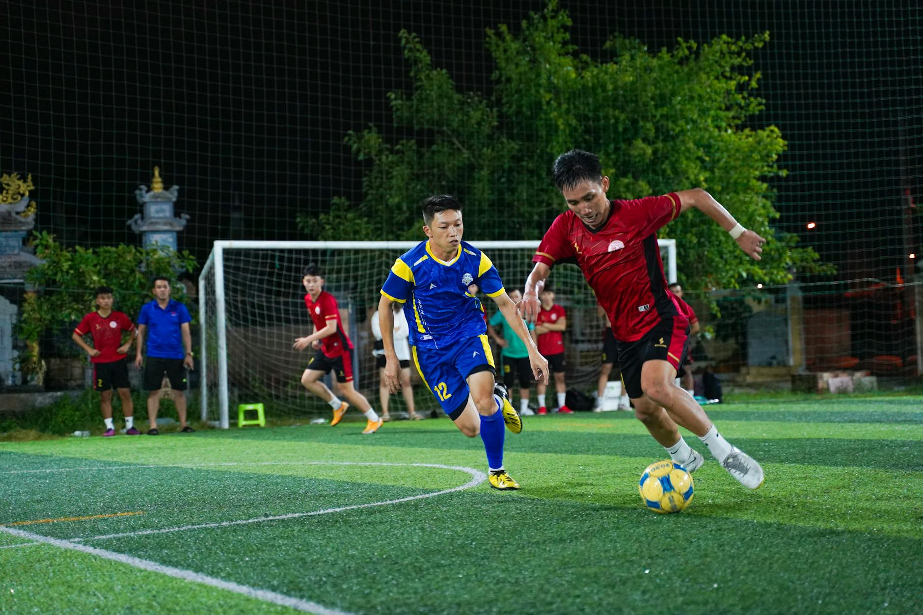 Tiền vệ trung tâm điều tiết bóng dưới áp lực của đối thủ